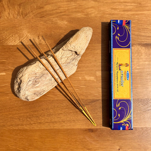 Satya Natural Lavender Incense Sticks 15g box on a wooden background, offering a soothing and restorative aroma.