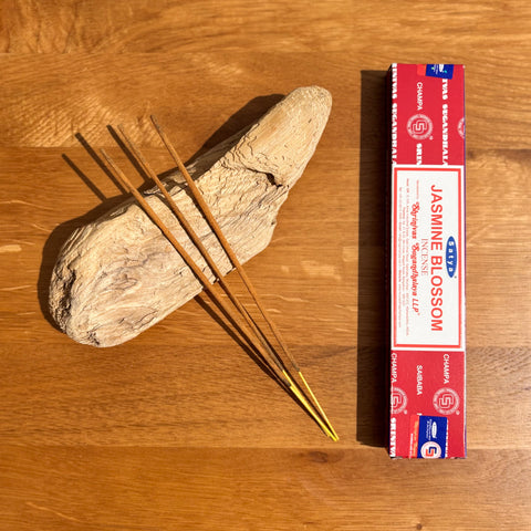 Satya Jasmine Blossom Incense Sticks 15g box on a wooden background, featuring a sweet and uplifting floral aroma.