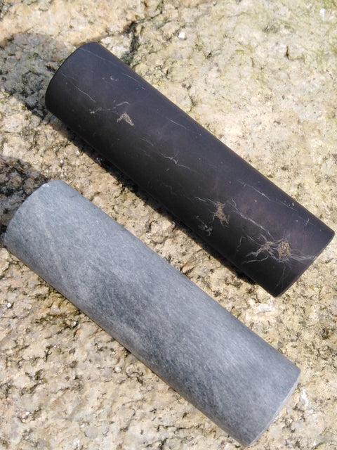 Shungite harmonising rod 10cm on a white background, ideal for grounding and energy balancing.