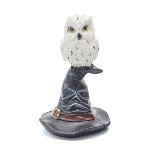 Resin owl statue perched on a black witch hat, symbolizing intuition, hidden knowledge, and spiritual protection. Used for Wicca decoration, altars, and mystical décor.